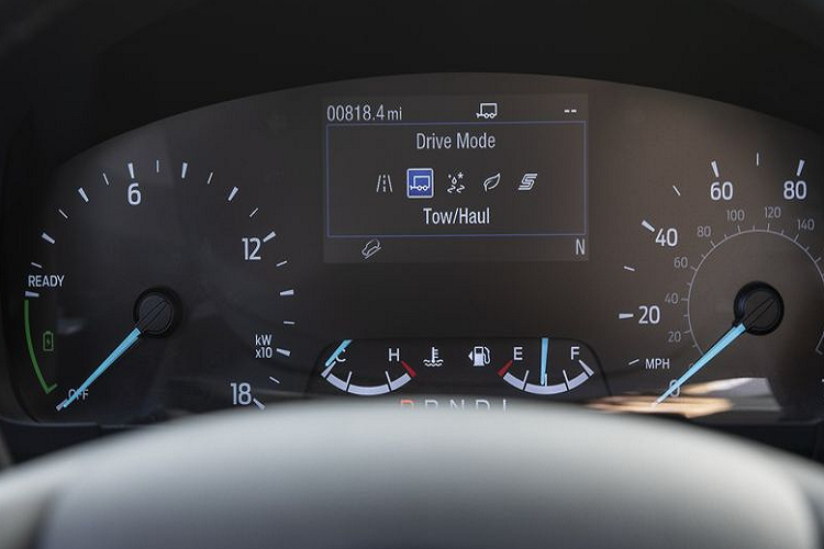 Ở trong phân khúc của mình, Ford Maverick chỉ có một đối thủ duy nhất là Hyundai Santa Cruz đã ra mắt hồi tháng 4 năm nay với giá từ 550 triệu đồng, đắt hơn 90 triệu so với Maverick.