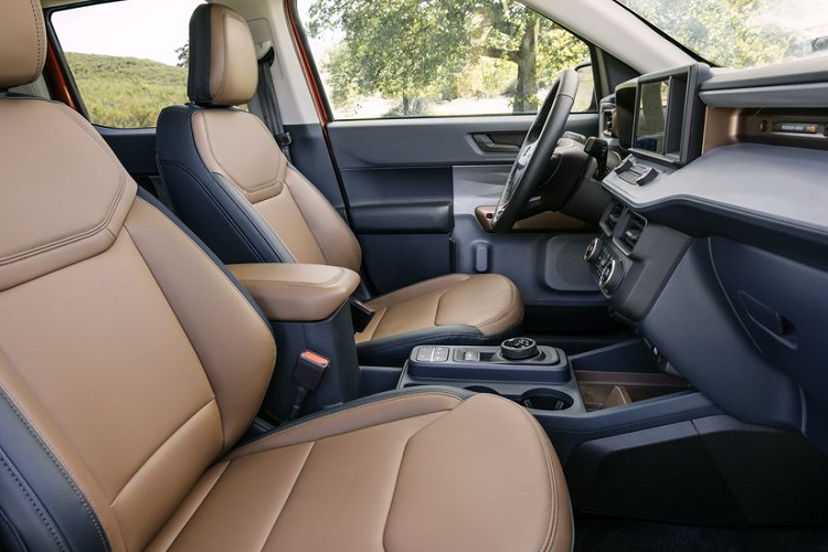 Ford Maverick 2022 bán tải có kích thước nhỏ nhất hiện nay của Ford, xe có 2 tùy chọn động cơ, bao gồm hệ truyền động hybrid với động cơ 4 xy-lanh 2.5L kết hợp cùng một mô-tơ điện tạo ra tổng công suất 191 mã lực và 201 Nm, đi kèm với duy nhất hệ dẫn động cầu trước và hộp số CVT.