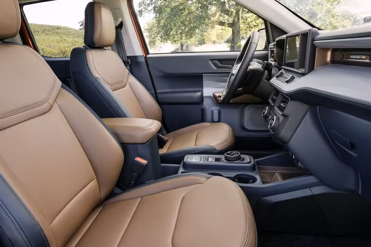 Ford Maverick 2022 bán tải có kích thước nhỏ nhất hiện nay của Ford, xe có 2 tùy chọn động cơ, bao gồm hệ truyền động hybrid với động cơ 4 xy-lanh 2.5L kết hợp cùng một mô-tơ điện tạo ra tổng công suất 191 mã lực và 201 Nm, đi kèm với duy nhất hệ dẫn động cầu trước và hộp số CVT.