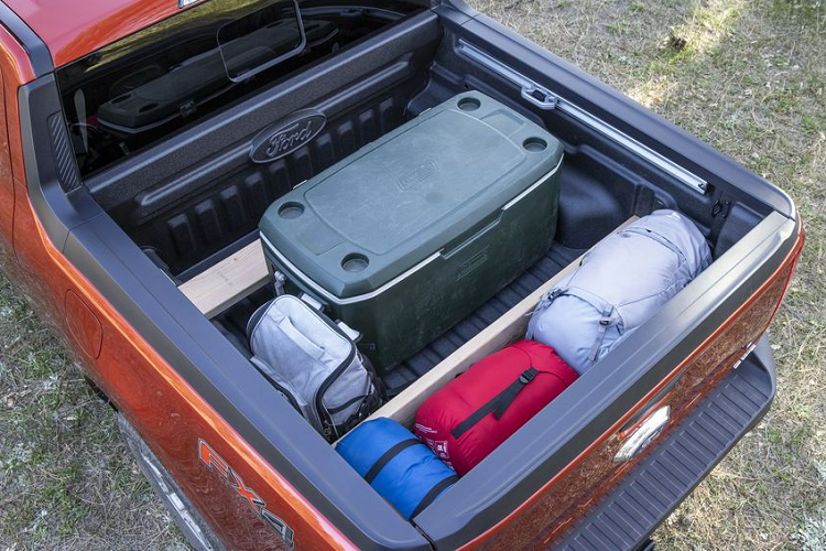 Đáng chú ý là Santa Cruz không hề dùng động cơ hybrid, vì vậy, mức tiêu thụ nhiên liệu của Maverick cũng thấp hơn đáng kể so với Santa Cruz, mẫu bán tải hybrid của Ford chỉ tiêu thụ khoảng 5,9 lít / 100 km đường đô thị.