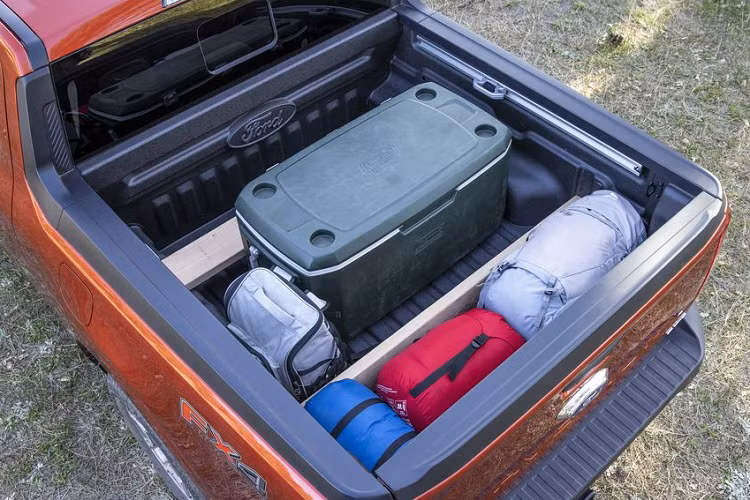 Đáng chú ý là Santa Cruz không hề dùng động cơ hybrid, vì vậy, mức tiêu thụ nhiên liệu của Maverick cũng thấp hơn đáng kể so với Santa Cruz, mẫu bán tải hybrid của Ford chỉ tiêu thụ khoảng 5,9 lít / 100 km đường đô thị.