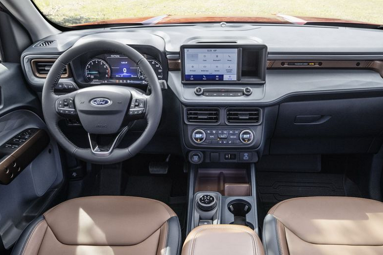 Tùy chọn còn lại là động cơ EcoBoost 2.0L cho ra công suất tối đa 250 mã lực và mô-men xoắn 375 Nm, kết hợp dẫn động cầu trước hoặc 4 bánh toàn thời gian và hộp số tự động. Cấu hình này khiến giá xe Ford Maverick 2022 tăng thêm 1.085 USD (khoảng 24,9 triệu đồng).