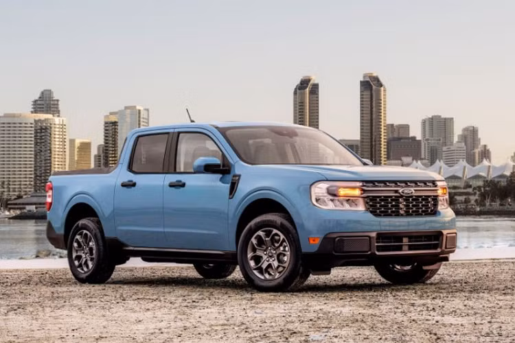 Với giá bán khởi điểm chỉ từ 19.995 USD (khoảng 460 triệu đồng), Ford Maverick 2022 mới được kỳ vọng sẽ trở thành một sản phẩm mới mang tính chiến lược trong tương lai của thương hiệu Blue Oval. Tính đến nay, Ford Maverick đã có 80.000 đơn đặt hàng trước, điều này đủ để chứng minh cho sức hấp dẫn của chiếc bán tải cỡ nhỏ này.