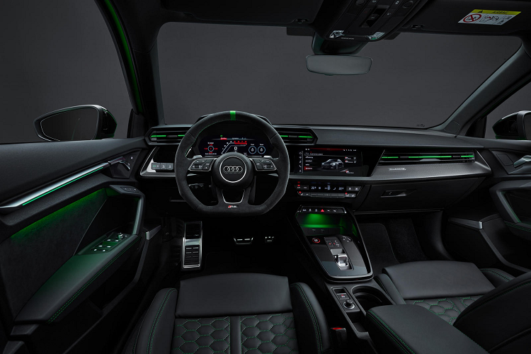 Audi RS3 được trang bị tiêu chuẩn bảng đồng hồ taplo kỹ thuật số Audi Virtual Cockpit 12.3 inch, và màn hình giải trí trung tâm cảm ứng kích thước 10.1 inch.