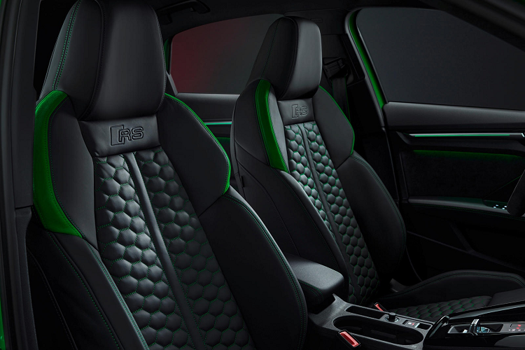 Ghế ngồi thể thao tiêu chuẩn có thể thay đổi lựa chọn màu chỉ thêu tương phản và các chi tiết trang trí màu đỏ, đen, xanh.