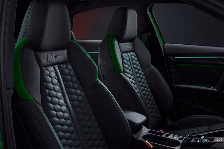 Ghế ngồi thể thao tiêu chuẩn có thể thay đổi lựa chọn màu chỉ thêu tương phản và các chi tiết trang trí màu đỏ, đen, xanh.