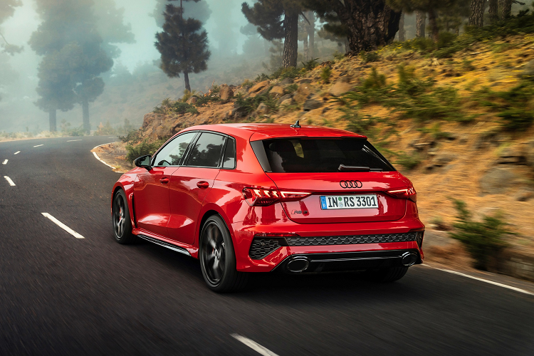 Cản sau nhận được thiết kế mới cùng lớp lưới tản nhiệt hình lục giác tương tự như ở đầu xe. Trên cả 2 biến thể, hệ thống ống xả tròn được phân về 2 phía – một đặc điểm nhận dạng của dòng hiệu suất cao RS.