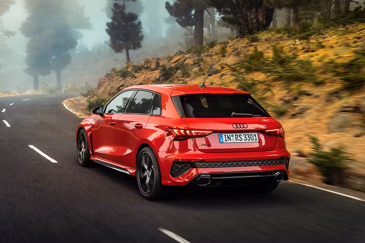 Cản sau nhận được thiết kế mới cùng lớp lưới tản nhiệt hình lục giác tương tự như ở đầu xe. Trên cả 2 biến thể, hệ thống ống xả tròn được phân về 2 phía – một đặc điểm nhận dạng của dòng hiệu suất cao RS.