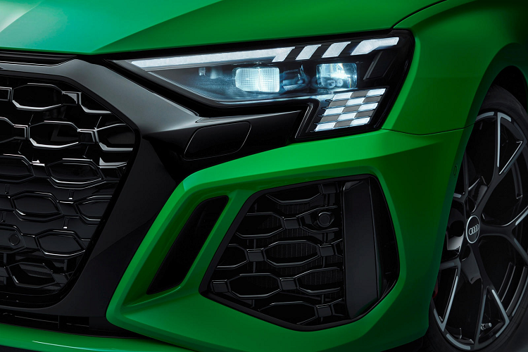 Hệ thống đèn pha LED được nâng cấp công nghệ Matrix. Hiệu ứng ánh sáng lá cờ caro nằm ở góc ngoài đèn pha sẽ được kích hoạt mỗi khi người lái tới gần hoặc rời xe.