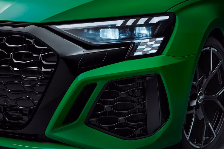 Hệ thống đèn pha LED được nâng cấp công nghệ Matrix. Hiệu ứng ánh sáng lá cờ caro nằm ở góc ngoài đèn pha sẽ được kích hoạt mỗi khi người lái tới gần hoặc rời xe.