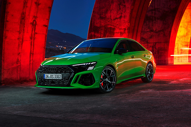 Khách hàng có thể lựa chọn viền chi tiết ngoại thất như ốp cản trước sau, ốp hông, viền cửa sổ… màu đen bóng, màu nhôm mờ hoặc sợi carbon.