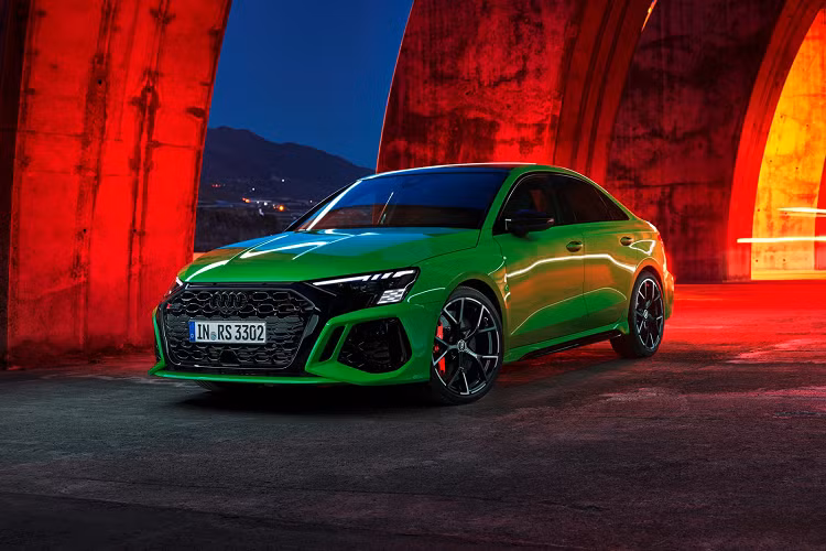 Khách hàng có thể lựa chọn viền chi tiết ngoại thất như ốp cản trước sau, ốp hông, viền cửa sổ… màu đen bóng, màu nhôm mờ hoặc sợi carbon.