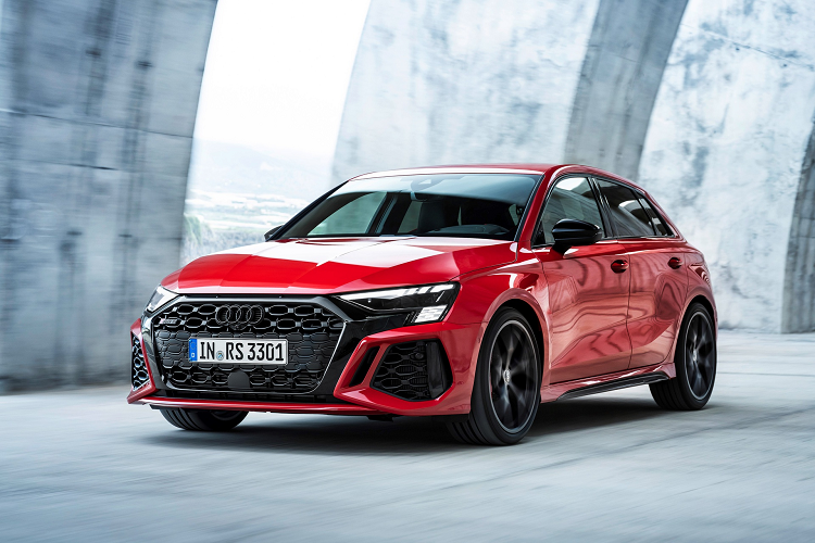 Audi RS3 thế hệ thứ 4 có vẻ ngoài mạnh mẽ, chịu ảnh hưởng nhiều từ Lamborghini. Lưới tản nhiệt của phiên bản hiệu suất cao có thể dễ dàng nhận ra với họa tiết lục giác.