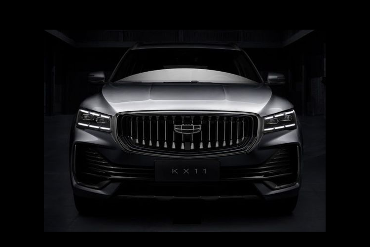 Geely KX11 hoàn toàn mới được xem là ở một vị thế khác só với những "người anh em" của mình. Nó khác biệt so với Haoyue, cụ thể KX11 sẽ không dùng hệ thống treo chùm xoắn thô sơ mà được trang bị hệ thống treo sau độc lập.