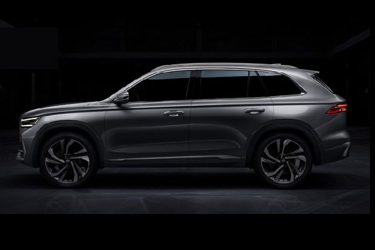 Ở phía sau, mẫu xe SUV Geely KX11 sở hữu một số điểm tương đồng nổi bật với Audi Q8, ví dụ như đèn hậu rộng đầy góc cạnh và bộ khuếch tán mạnh mẽ, giúp đuôi xe trông thể thao hơn hẳn. Về kích thước, Geely KX11 lớn hơn một chút so với Xingyue, với chiều dài 4.770 mm, chiều rộng 1.895 mm, cao 1.689 mm và chiều dài cơ sở 2.845 mm. Với thiết kế thời trang, cao cấp như vậy, KX11 sẽ là một đối thủ đáng để Toyota Fortuner "thận trọng".