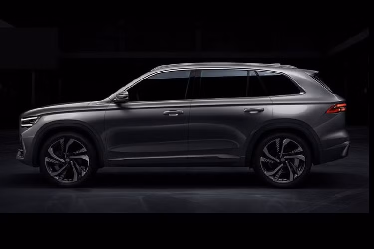 Ở phía sau, mẫu xe SUV Geely KX11 sở hữu một số điểm tương đồng nổi bật với Audi Q8, ví dụ như đèn hậu rộng đầy góc cạnh và bộ khuếch tán mạnh mẽ, giúp đuôi xe trông thể thao hơn hẳn. Về kích thước, Geely KX11 lớn hơn một chút so với Xingyue, với chiều dài 4.770 mm, chiều rộng 1.895 mm, cao 1.689 mm và chiều dài cơ sở 2.845 mm. Với thiết kế thời trang, cao cấp như vậy, KX11 sẽ là một đối thủ đáng để Toyota Fortuner "thận trọng".