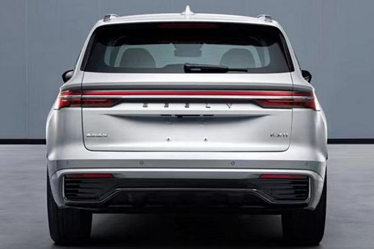 Cũng giống như Xingrui, đường gân vai của KX11 chạy thẳng từ đầu xe đến đèn hậu, kết hợp với tấm chắn bùn trước kiểu Geely, rất vuông vắn, cơ bắp. Geely KX11 có nhiều lựa chọn mâm xe với kích thước từ 18 đến 20 inch.