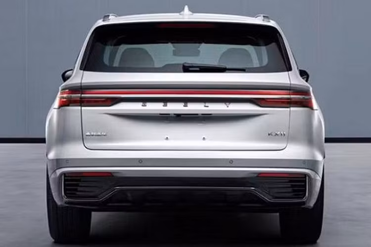 Cũng giống như Xingrui, đường gân vai của KX11 chạy thẳng từ đầu xe đến đèn hậu, kết hợp với tấm chắn bùn trước kiểu Geely, rất vuông vắn, cơ bắp. Geely KX11 có nhiều lựa chọn mâm xe với kích thước từ 18 đến 20 inch.