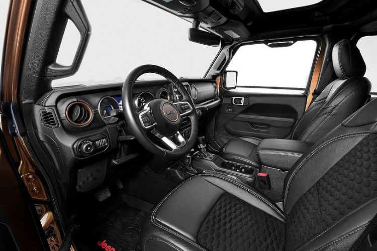 Cả mặt táp-lô lẫn ghế của Jeep Wrangler Overlook Concept đều được bọc da màu đen. Trên mặt táp-lô và ghế đều có chỉ khâu màu nâu Sahara Bronze, "tông xuyệt tông" với ngoại thất.