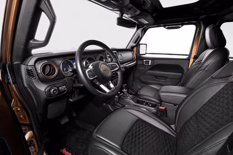 Cả mặt táp-lô lẫn ghế của Jeep Wrangler Overlook Concept đều được bọc da màu đen. Trên mặt táp-lô và ghế đều có chỉ khâu màu nâu Sahara Bronze, "tông xuyệt tông" với ngoại thất.