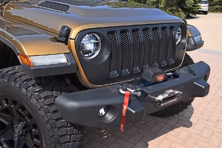Ngoài nội thất 3 hàng ghế, Jeep Wrangler Overlook Concept 2021 còn được trang bị hệ thống nâng gầm xe thêm 50 mm, giảm xóc FOX, bộ vành hợp kim Black Rhino York 20 inch và lốp chạy đường bùn BF Goodrich KM3 với kích thước 37 inch. Để hành khách dễ lên/xuống xe hơn, hãng Jeep trang bị bệ bước chân dạng ống cho mẫu xe concept này.