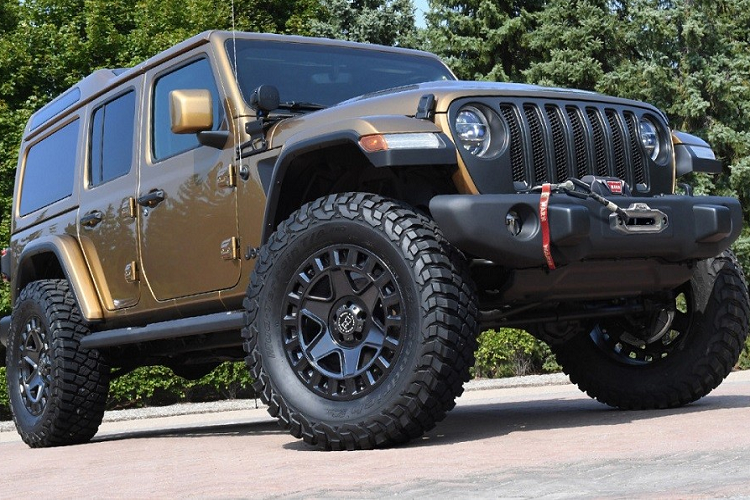 Jeep nổi tiếng là một trong những thương hiệu sản xuất xe việt dã 4x4 hàng đầu thế giới. Tuy nhiên, Jeep lại hiếm khi sản xuất SUV 3 hàng ghế. Mãi đến đầu năm nay, hãng Jeep mới vén màn mẫu SUV 3 hàng ghế mới là Grand Cherokee L. Do đó, hãng Jeep đã gây bất ngờ khi trưng bày phiên bản 3 hàng ghế mới của dòng xe SUV Jeep Wrangler 2021 trong triển lãm SEMA 2021 tại Mỹ.