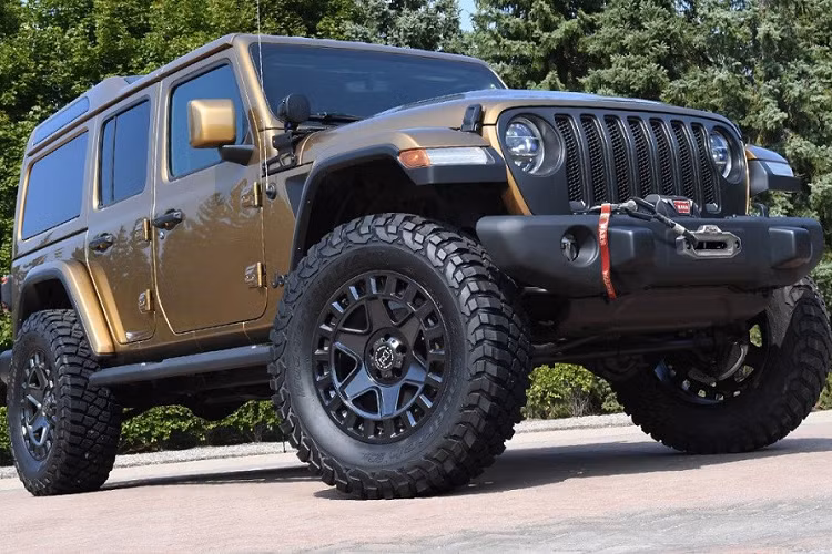 Jeep nổi tiếng là một trong những thương hiệu sản xuất xe việt dã 4x4 hàng đầu thế giới. Tuy nhiên, Jeep lại hiếm khi sản xuất SUV 3 hàng ghế. Mãi đến đầu năm nay, hãng Jeep mới vén màn mẫu SUV 3 hàng ghế mới là Grand Cherokee L. Do đó, hãng Jeep đã gây bất ngờ khi trưng bày phiên bản 3 hàng ghế mới của dòng xe SUV Jeep Wrangler 2021 trong triển lãm SEMA 2021 tại Mỹ.