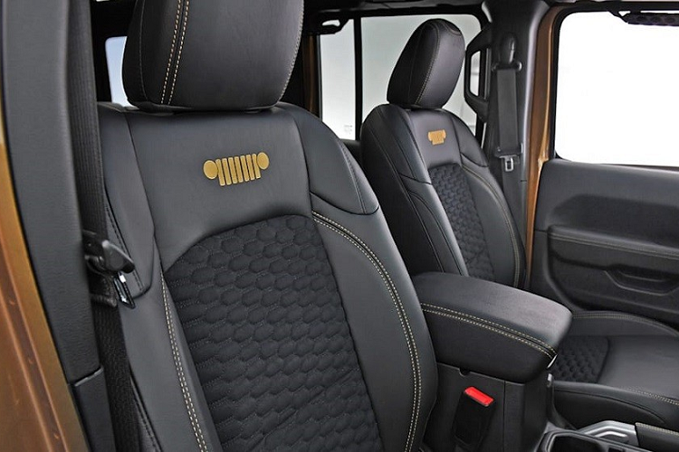 Trong khi đó, khu vực giữa ghế lại được bọc bằng chất liệu da lộn màu đen Raven Black. Riêng ghế trước có thêm logo Jeep thêu ở lưng ghế.