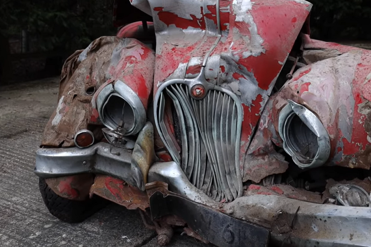 Chỉ có có 282 chiếc XK150S từng được sản xuất, và trong đó lại chỉ có 69 chiếc – bao gồm cả chiếc ở đây – là mang cấu hình Drophead Coupe tay lái bên phải. Do vậy, chúng ta có thể phần nào hiểu vì sao chiếc xe nát này lại có giá trị đến thế.