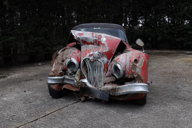 Sau khi được cất giữ trong kho khoảng 25 năm, chiếc Jaguar XK150S 3.8 S Drophead Coupe 1960 quý hiếm đã được mang ra bán tại phiên đấu giá Bonhams MPH ở Bicester, Oxfordshire. Khi được bán, giá trị cuối cùng của nó còn cao hơn những chiếc xe trông còn đẹp khác ở cùng sự kiện. Một khi được phục chế như cũ, chiếc XK150S này nhất định sẽ có giá trị hơn thế nữa.