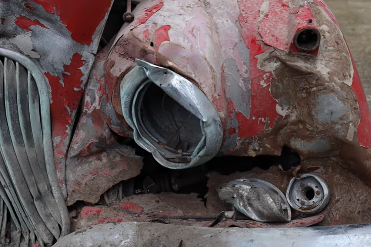 Được hoàn thiện trong màu sơn đỏ Carmen với nội thất da màu đen, chiếc XK150S với biển đăng ký “NRN 6” này đã trải qua một tai nạn thảm khốc, nhưng may mắn vẫn còn được giữ lại tới nay. Nó được đăng ký lần đầu vào ngày 1 tháng 1 năm 1960, với người bán hiện tại là chủ thứ ba. Chiếc xe mới chỉ gần 10 năm tuổi khi người bán mua lại trong năm 1969.