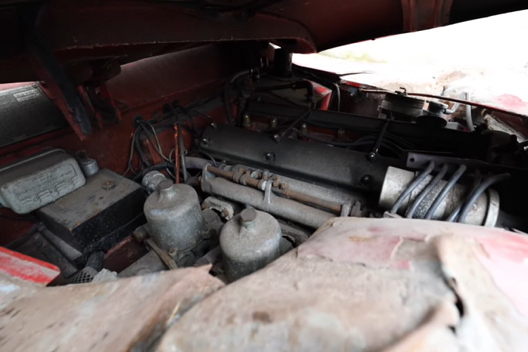 Người bán đã thuận lợi lái nó trong suốt một thời gian dài cho đến tháng 9 năm 1996. Ngày hôm đó, họ đã đâm vào một cái cây khi lái trên một con đường ướt, trơn trượt ở Hull, East Yorkshire. Tai nạn đã khiến phần đầu xe bị hư hỏng nhiều chỗ, dẫn đến nắp capô nhàu nát, lưới tản nhiệt uốn cong, và biển số đăng ký phía trước bị móp vào trong.