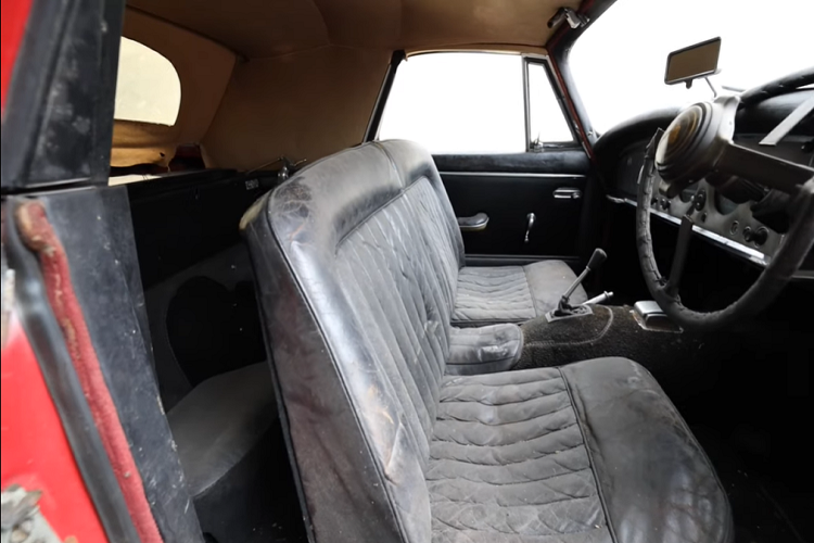 Đèn pha hiện đã không còn trong khi động cơ thì bị đẩy lùi. Mặc dù vô lăng bị gãy, nhưng người lái vẫn sống sót thoát ra ngoài.