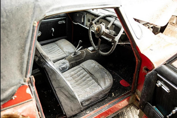 Phiên bản S còn hiếm hơn nữa khi nó có trang bị động cơ xăng 6 xi-lanh thẳng hàng, dung tích 3.8 lít mạnh hơn mà được độ để sản sinh khoảng 265 mã lực.