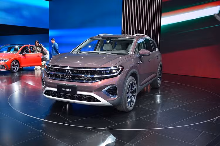 Với chiều dài tổng thể 5.152 mm, chiều rộng 2.002 mm và chiều cao 1.795 mm, Volkswagen Talagon 2022 mới dài hơn 112 mm, rộng hơn 12 mm và cao hơn 15 mm so với người anh em Atlas (hay còn có tên là Teramont ở Trung Quốc), trong khi đó, trục cơ sở của hai xe lại giống nhau, ở mức 2.980 mm.