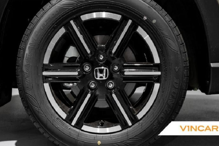 Tiếp tới là hệ truyền động hybrid e:HEV, bao gồm một động cơ xăng 1.5l chu trình Atkinson, sản sinh 106 mã lực/127 Nm, kết hợp cùng 2 mô-tơ điện cho 131 mã lực/253 Nm. Đi kèm với đó là trang bị viên pin lithium-ion. Với thiết lập này, Honda HR-V 2021 có mức tiêu hao nhiên liệu chỉ 4l/100km.