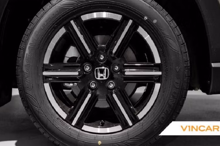 Tiếp tới là hệ truyền động hybrid e:HEV, bao gồm một động cơ xăng 1.5l chu trình Atkinson, sản sinh 106 mã lực/127 Nm, kết hợp cùng 2 mô-tơ điện cho 131 mã lực/253 Nm. Đi kèm với đó là trang bị viên pin lithium-ion. Với thiết lập này, Honda HR-V 2021 có mức tiêu hao nhiên liệu chỉ 4l/100km.