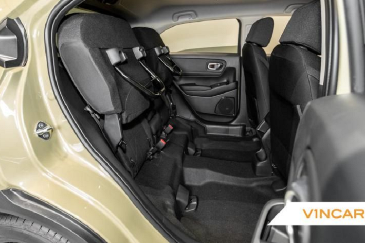 Trong khi đó, cabin của Honda HR-V 2021 được bày trí theo chủ đề chiều ngang với bảng điều khiển mỏng, tối giản và cửa gió điều hòa toàn chiều rộng. Bảng điều khiển trung tâm dạng cầu cao của mẫu xe tiền nhiệm cũng đã được loại bỏ để tổng thể khoang lái trông gọn gàng và cao cấp hơn.