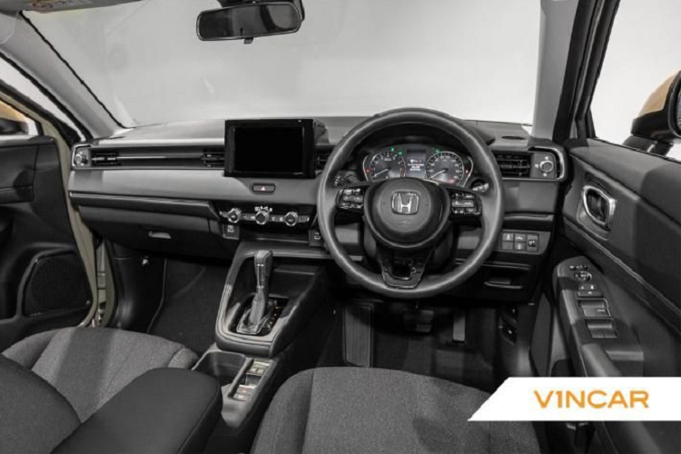 Phần lưới tản nhiệt trung tâm bao gồm các thanh mỏng nằm ngang (hoặc tổ ong 3D) được thiết kế để hòa quyện cùng cản trước, phù hợp với tổng thể của HR-V mới. Đèn pha LED cũng được sửa đổi để trông gọn gàng, mượt mà hơn.