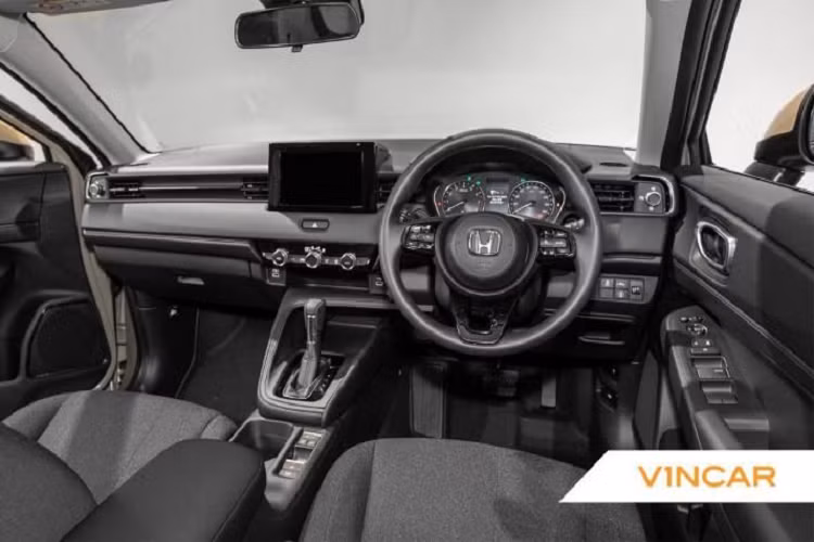 Phần lưới tản nhiệt trung tâm bao gồm các thanh mỏng nằm ngang (hoặc tổ ong 3D) được thiết kế để hòa quyện cùng cản trước, phù hợp với tổng thể của HR-V mới. Đèn pha LED cũng được sửa đổi để trông gọn gàng, mượt mà hơn.