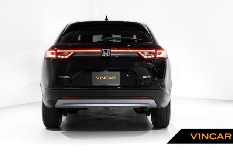 Cả 2 biến thể tại Singapore đều có phanh đỗ điện tử, điều hòa tự động, hệ thống rèm cửa mới, đèn nền nội thất LED và ghế Ultra Seats. Tuy nhiên, phiên bản hybrid sẽ có một chút khác biệt với bàn đạp bộ chọn giảm tốc và cụm đồng hồ bán kỹ thuật số giống như trên Honda City RS.