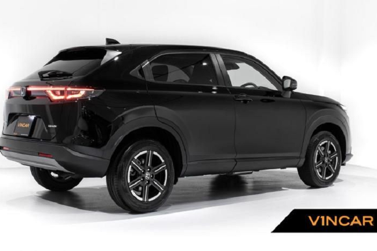 Về công nghệ an toàn, Honda HR-V 2021 tại Singapore đạt tiêu chuẩn với bộ hỗ trợ lái Honda Sensing bao gồm hệ thống phanh giảm thiểu va chạm, kiểm soát hành trình thích ứng tích hợp tính năng phát hiện người đi bộ, hỗ trợ giữ làn, nhận biển báo giao thông, chùm chiếu sáng cao tự động...