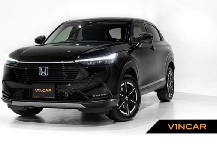 Cụ thể, phần đầu xe Honda HR-V hoàn toàn mới được "lột xác" hoàn toàn nhờ lưới tản nhiệt lục giác mềm mại lấy cảm hứng từ ngôn ngữ thiết kế Kodo nhà Mazda.