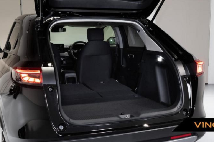 Về truyền động, như đã nói ở trên, Honda HR-V 2021 có 2 tuỳ chọn về động cơ, bao gồm loại động cơ xăng i-VTEC 4 xy-lanh, DOHC, 1.5l, sản sinh công suất tối đa 118 mã lực và 142 Nm mô-men xoắn. Đi kèm với đó là trang bị hộp số tự động CVT.