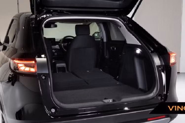 Về truyền động, như đã nói ở trên, Honda HR-V 2021 có 2 tuỳ chọn về động cơ, bao gồm loại động cơ xăng i-VTEC 4 xy-lanh, DOHC, 1.5l, sản sinh công suất tối đa 118 mã lực và 142 Nm mô-men xoắn. Đi kèm với đó là trang bị hộp số tự động CVT.