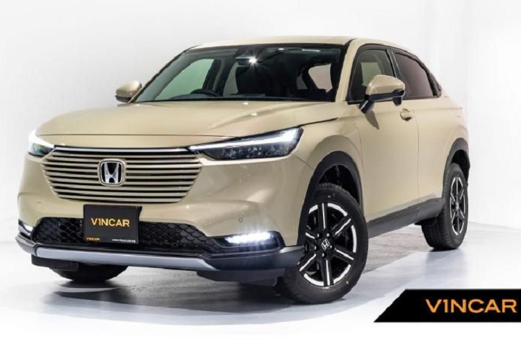 Những chiếc Honda HR-V 2021 mới ở đảo quốc sư tử được nhập khẩu trực tiếp từ Nhật Bản, xe có trang bị tiêu chuẩn là đèn pha và đèn hậu LED, mâm 16 inch 2 tông thể thao. Tổng thể của HR-V 2021 trông cao cấp và khác biệt hẳn so với mẫu xe tiền nhiệm.