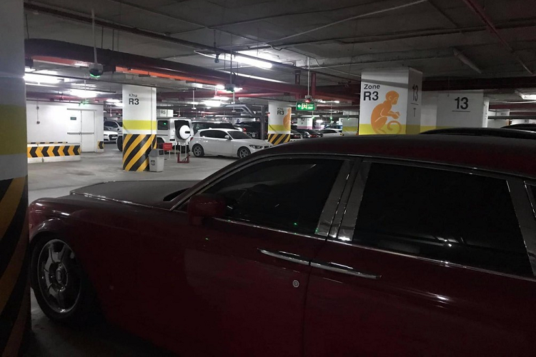 Sẽ ít người biết đến thông tin của chiếc xe siêu sang Rolls-Royce Phantom màu đỏ này khi được mang về nước từ những năm 2008 nhưng trải qua 13 năm có mặt tại Việt Nam, xe chưa từng đổi biển và rất hiếm lăn bánh trên đường. Hình ảnh mới nhất cho thấy ngoại thất xe bám bụi dày đặc trong 1 hầm đỗ xe.