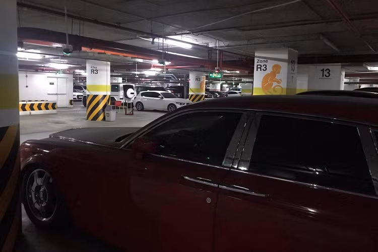 Sẽ ít người biết đến thông tin của chiếc xe siêu sang Rolls-Royce Phantom màu đỏ này khi được mang về nước từ những năm 2008 nhưng trải qua 13 năm có mặt tại Việt Nam, xe chưa từng đổi biển và rất hiếm lăn bánh trên đường. Hình ảnh mới nhất cho thấy ngoại thất xe bám bụi dày đặc trong 1 hầm đỗ xe.