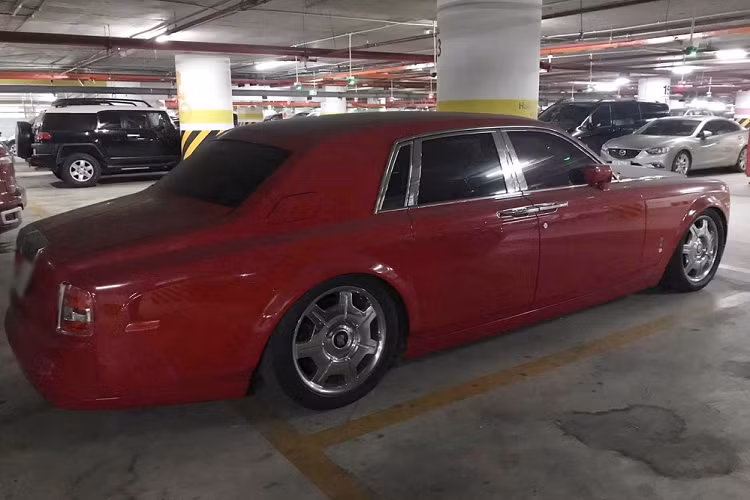 Đại dịch Covid-19 đã diễn căng thẳng tại Việt Nam trong 4 tháng qua khiến nhiều tỉnh thành liên tục áp dụng Chỉ thị 16, điều này đã ảnh hưởng không nhỏ đến cuộc sống của người dân nhưng đa số mọi người đều chấp hành nghiêm chỉnh. Và những chiếc siêu xe hay xe sang cũng không nằm ngoài việc dãn cách, chiếc Rolls-Royce Phantom hơn 18 tỷ trong bài viết này là một ví dụ.