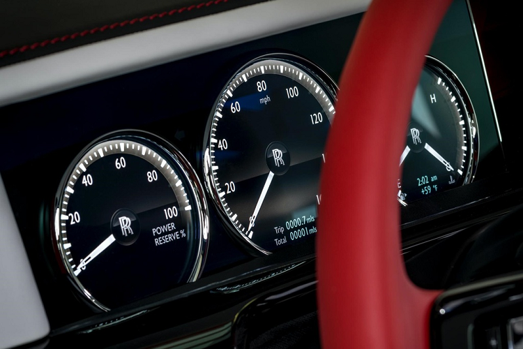 Chiếc xe siêu sang Rolls-Royce Phantom màu đỏ đầu tiên về nước phải làm bạn với bụi tại hầm đỗ xe thuộc bản cũ và đời đầu tiên, lúc mới về nước, mẫu xe này ước tính phải có giá trên 18 tỷ đồng.